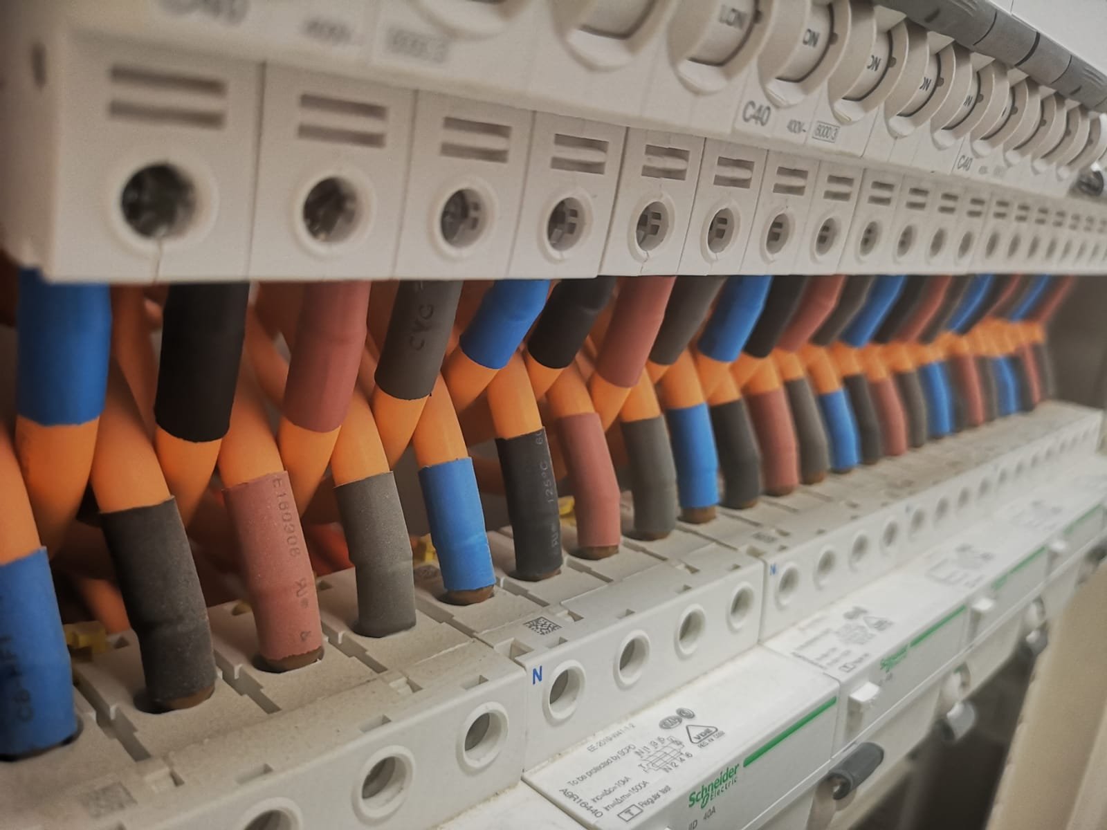 Electricista trabajando