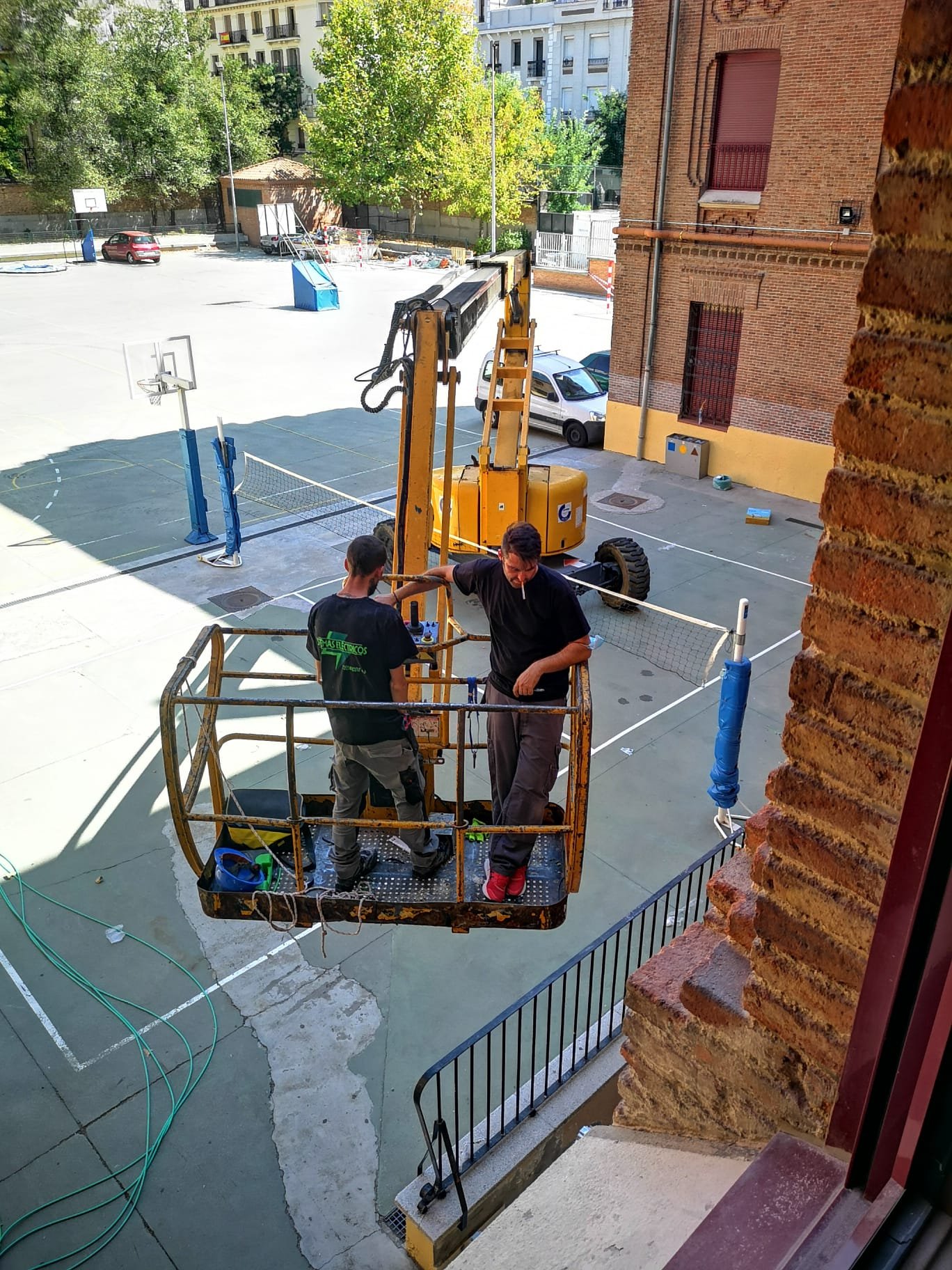 Electricista trabajando en panel industrial